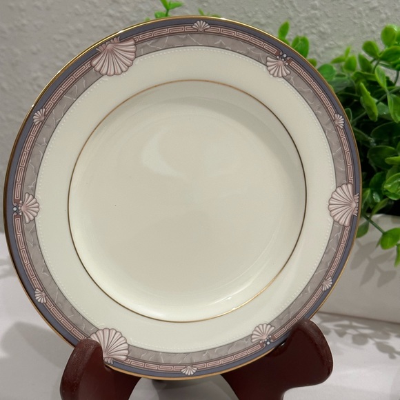 Noritake Dinner Plates 10.5" Stanford Court Seashell Gold Trimmed 9748- Set of 4 - Picture 3 of 4